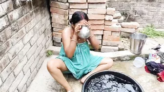 Village Desi Bhabhi Sucked Sammy Land While Bathing And Took Out Goods On Her Books